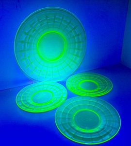 lot 33 image: Set of 4 Vintage Depression Uranium Glass Plates in Block Optic Pattern