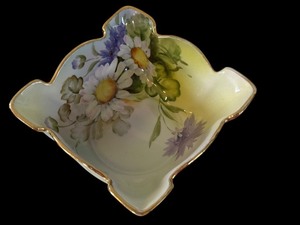 lot 24 image: Antique Nippon Hand-Painted Floral Bowl