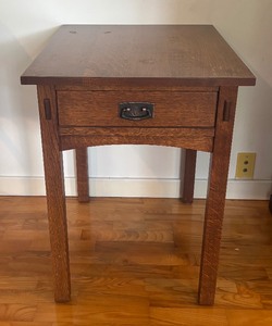 lot 39 image: Stickley Arts and Crafts Style Accent Table