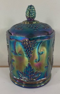 lot 42 image: Vintage Indiana Glass Harvesy Grape Covered Biscuit Jar