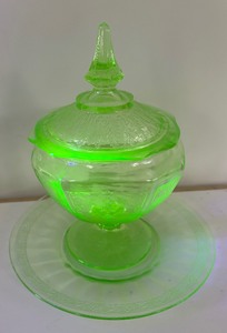 lot 46 image: Vintage Uranium Glass Anchor Hocking Covered Candy Dish and Plate