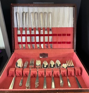 lot 72 image: Vintage Rogers Flatware Service for Eight