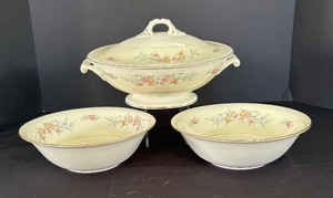 lot 79 image: Three Homer Laughlin Georgian Eggshell Serving Bowls
