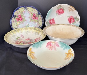 lot 134 image: Variety of Vintage Floral Serving Bowls by Homer Laughlin and More