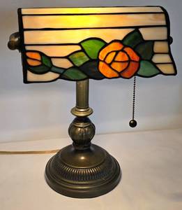 lot 58 image: Lovely Stained Glass Desktop Lamp