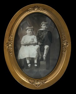 lot 227 image: Vintage Portrait Print in Vintage Victorian Frame with Convex Glass