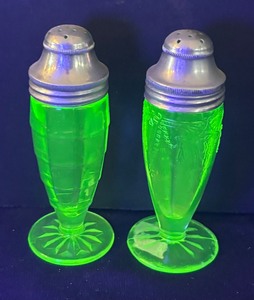 lot 281 image: Vintage Hazel Atlas Uranium Glass Salt and Pepper Shakers