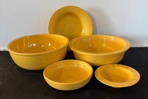 lot 287 image: Sunflower Yellow Fiesta Ware Bowls and Ashtray