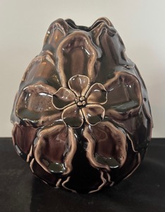 lot 289 image: Amazing Ahi Vase