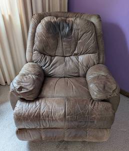 lot 167 image: Brown Leather Recliner