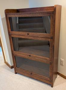 lot 7 image: Stickley Mission Style Barrister Bookcase