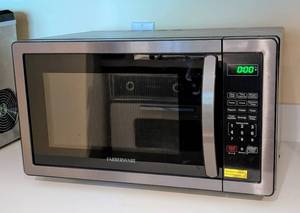 lot 330 image: Faberware 1000 Watt Microwave
