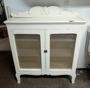 lot 375 image: Painted Vintage Shabby Chic Cabinet