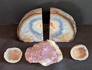 lot 381 image: Amethyst and Slices Geode Stones