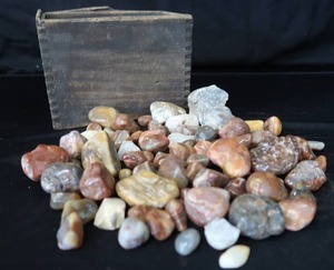 lot 6 image: AGATES  ANTIQUE BOX