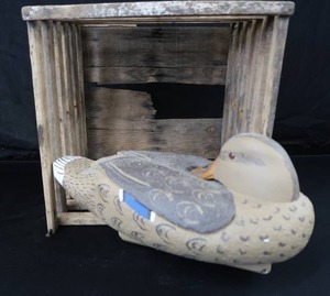 lot 10 image: DECOY  VINTAGE WOOD CRATE