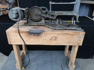 lot 64 image: POWER HACK SAW ON HEAVY DUTY WOOD BENCH