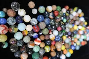lot 120 image: VERY VINTAGE MARBLES