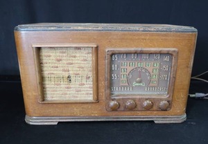 lot 121 image: SONORA SHORT WAVE RADIO