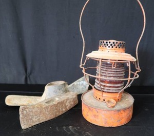lot 125 image: VINTAGE  ANTIQUE  NSP HAND LANTERN  TOOLING