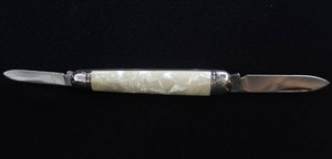 lot 128 image: MOTHER OF PEARL POCKET KNIFE (ENGLAND)