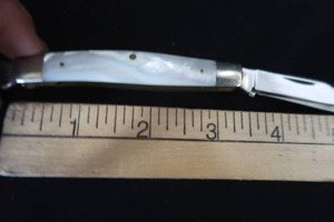 lot 131 image: MOTHER OF PEARL POCKET KNIFE