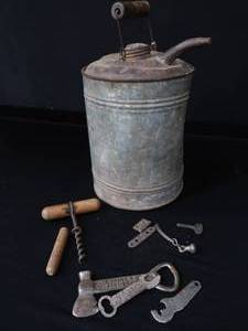 lot 26 image: VINTAGE OIL CAN  MINI BOTTLE OPENERS