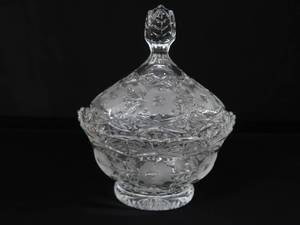 lot 37 image: GORGEOUS ETCHED CRYSTAL LIDDED CANDY DISH