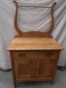 lot 46 image: ANTIQUE WASH STAND