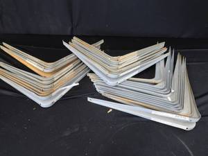 lot 141 image: HEAVY DUTY SHELF BRACKETS