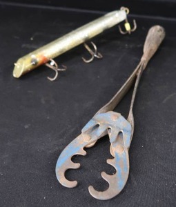 lot 145 image: VINTAGE MUSKY LURE . VINTAGE FISH GAFF