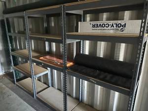 lot 67 image: METAL SHELVING UNIT WITH 4 SHELVES.