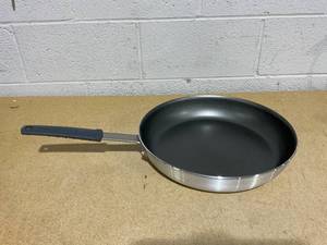lot 175 image: Tramontina Professional Fusion 14 Inch Aluminum Frying Pan