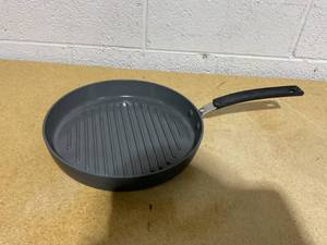 lot 184 image: Chatham Ceramic Nonstick 11 Round Grill Pan