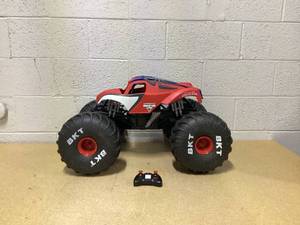 lot 459 image: Monster Jam Marvel Mega Spider-Man RC Monster Truck, All-Terrain, Over 2 Feet Long, 16 Scale, Super Hero Kids Toys for Boys and Girls Ages 4 and Up