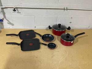 lot 358 image: T-Fal Red Pots and Pans - 8-Piece Set
