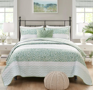 lot 106 image: 4PCS King Size Madison Park Quilt Set, Seersucker Floral Coverlet for Beds, All Season Lightweight Bedding, Farmhouse Quilt Set