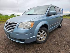 lot 7 image: 2010 Chrysler Town & Country - 1 Owner