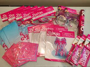 lot 1 image: Barbie Party Decor
