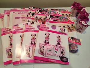 lot 6 image: Minnie Mouse Party Decor