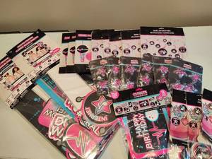 lot 9 image: Internet Themed Party Decor