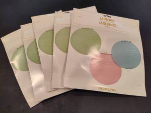 lot 61 image: Paper Lanterns Party Decor