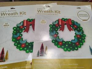 lot 139 image: Christmas Hanging Balloon Wreath Kit