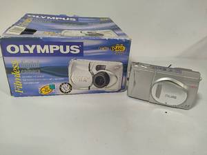lot 154 image: Olympus D-460 Zoom Digital Camera