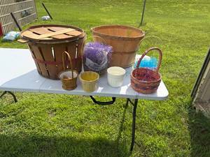 lot 13 image: BASKET SET