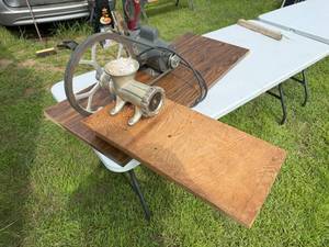 lot 18 image: MEAT GRINDER