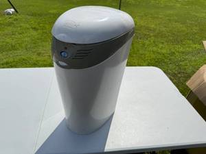 lot 29 image: DIAPER DISPOSALE