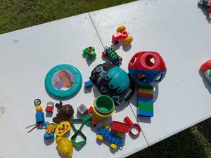 lot 32 image: TOYS
