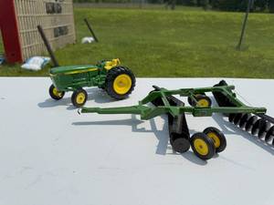 lot 75 image: JOHN DEERE TRACTOR AND DISC