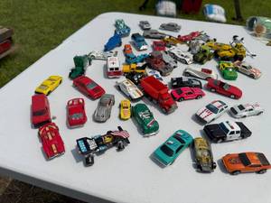 lot 81 image: LARGE LOT OF TOY CARS.